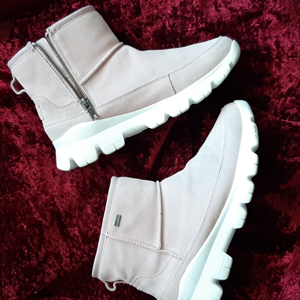 Ugg sneekers. Look like booites. Pink suede.